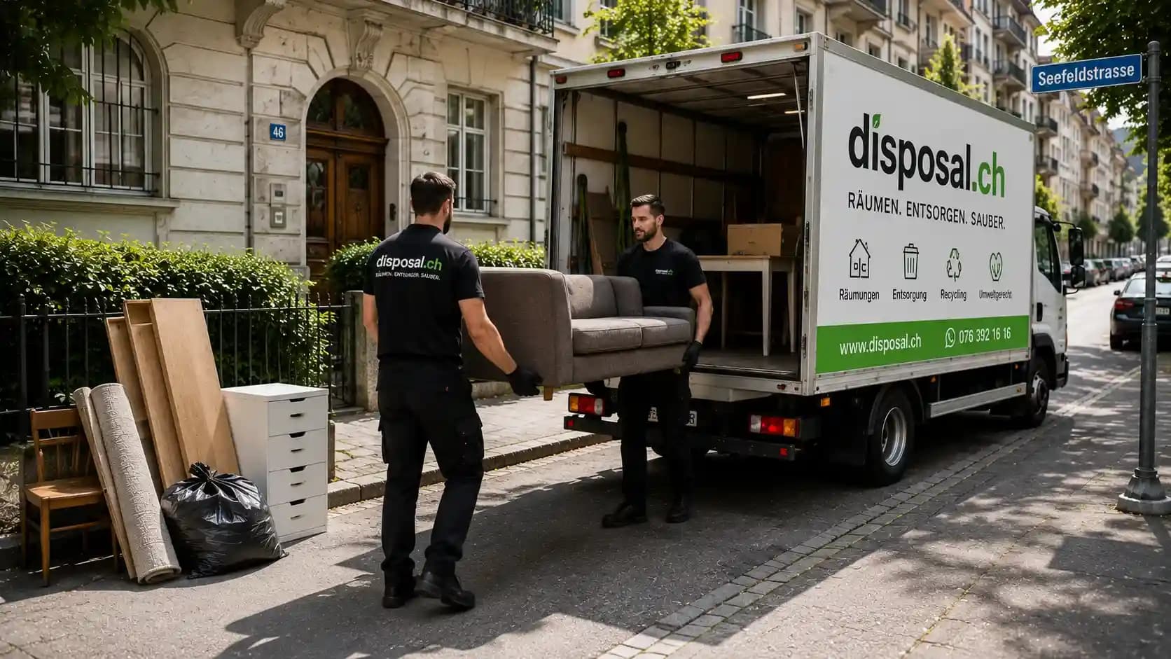 Vorbereitete Sperrgutabholung mit Möbeln und Umzugskartons vor einem Wohnhaus in Zürich