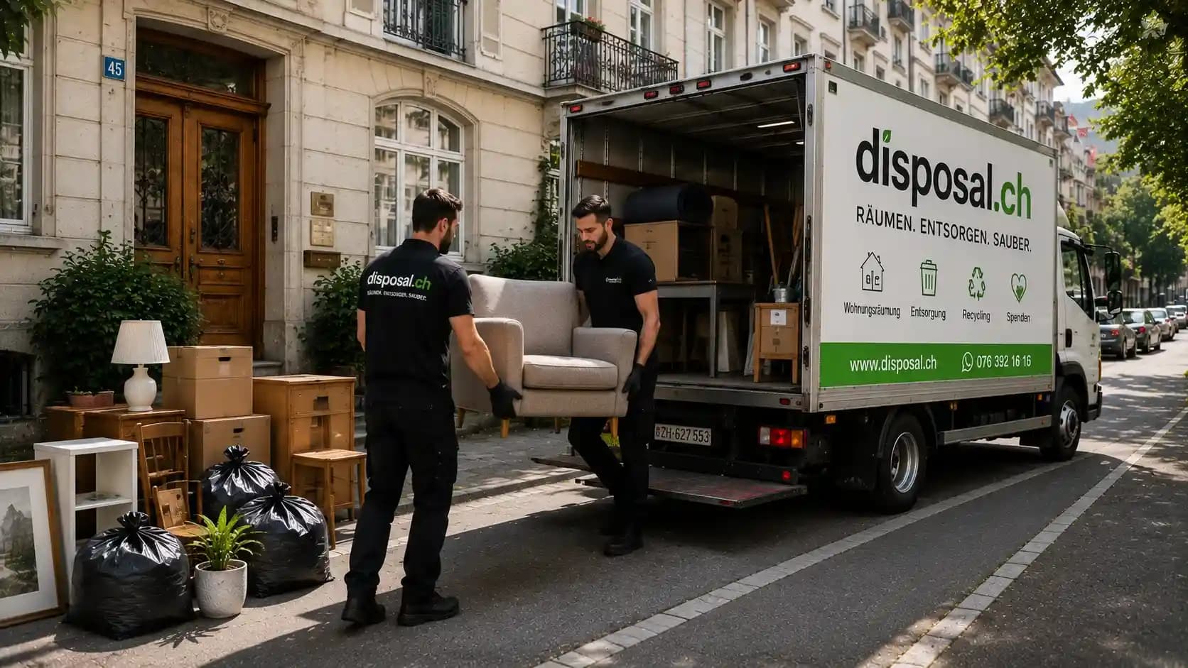 Professionelles Räumungsteam entfernt Möbel und Hausrat aus einer Wohnung in Zürich während einer Wohnungsräumung